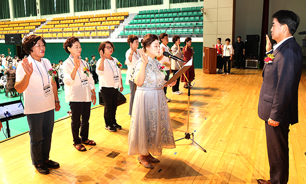 지난 22일 보은국민체육센터에서 열린 한국생활개선보은군연합회 한마음대회에서 회원들이 농작업 안전 실천 결의문을 선언하고 있다.