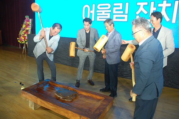 이충일 추진위원장과 최재형 군수, 윤대성 군의장, 이은진 교육장 등이 보은읍민의 날을 맞아 떡메치기로 보은읍 발전을 기원하고 있다.