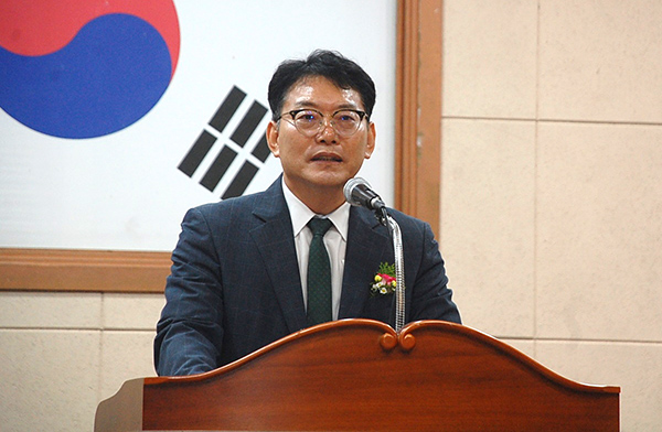 김진환 교장이 이임인사를 하고 있다.