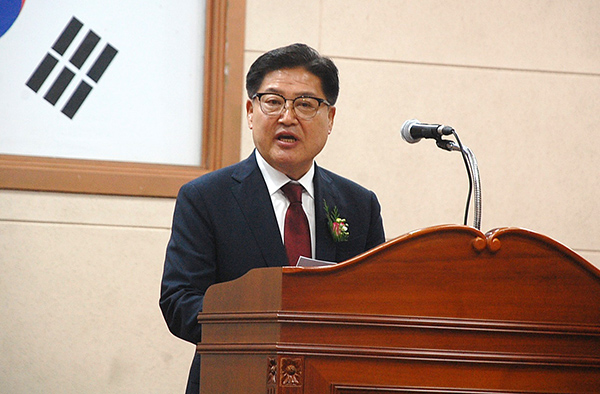윤여찬 신임 교장이 취임인사를 하고 있다.