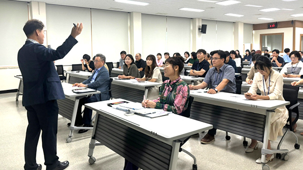 이규백 충주경찰서 경감이 양성평등에 대한 교육을 펼치고 있다.