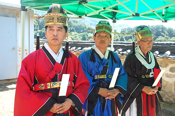 회인향교 추계석전대제에 참여한 최재형 군수가 헌관들과 함께 차례를 기다리고 있다.