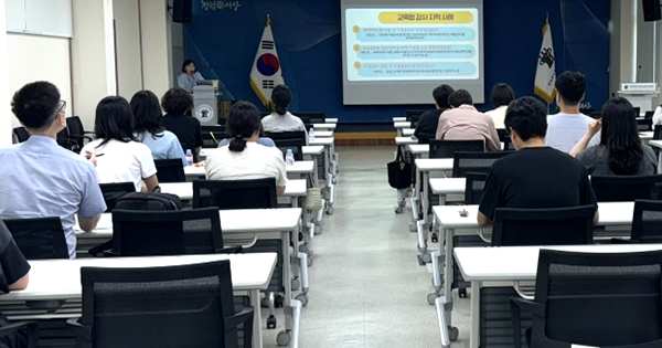 보은지역 기록물 담당자들이 교육을 받고 있다.
