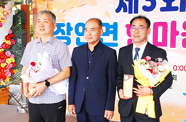 이남희 추진위원장이 장안면행정복지센터 황해봉 주무관과 개안리 선범규씨에게 감사패를 증정하고 있다.