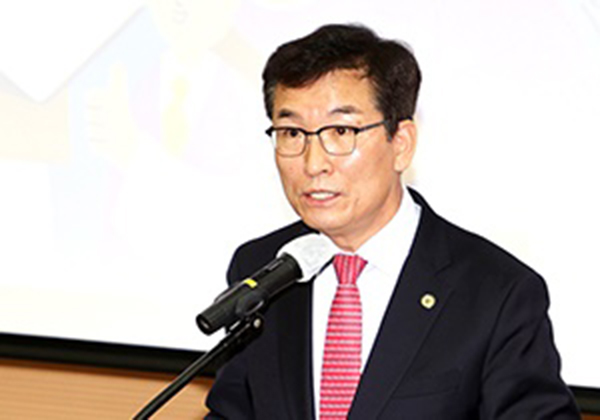 윤건영 교육감이 보은을 찾아 디지털시대에 걸맞은 미래의 꿈을 제시하고 있다.