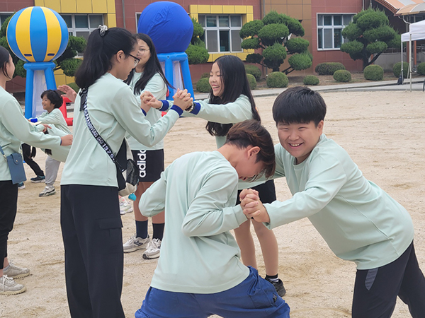 수한초 학생들이 손바닥치기 놀이로 상대를 공격하고 있다.