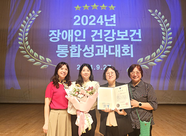 보건복지부 장관상을 수상한 보은군보건소 직원들이 수상 후 기념촬영을 하고 있다. /제공 보은보건소