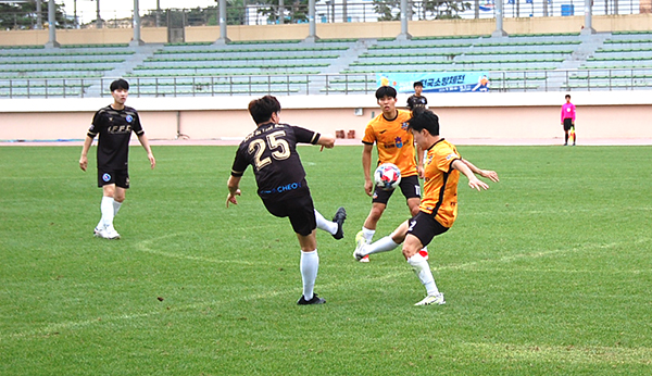 소방청장배 전국소방체전이 펼쳐지는 가운데 충북소방본부와 인천소방본부의 축구경기가 펼쳐지고 있다.
