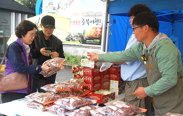 마로.탄부면 농가들이 경부고속도로 상행선 죽암휴게소에서 대추를 비롯한 보은농산물을 판매하고 있다.