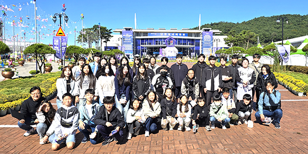 '2024 남원 국제 드론 체전 with 로봇'에 참여한 학생들이 이를 기념하고 있다.