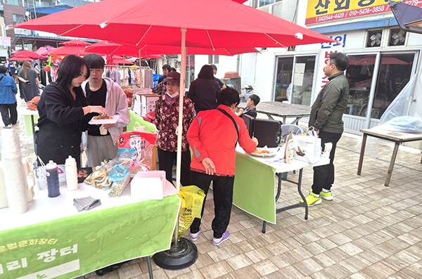 주민들이 그린나래 문화장터의 물품을 둘러보고 있다.