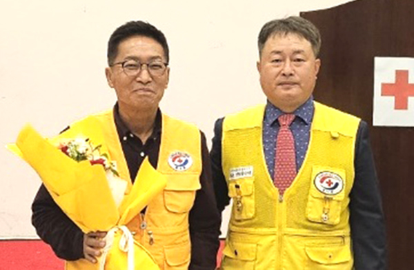 손용환 회장이 유재철 역대 회장에게 30년 재직기념패를 전달하고 있다.