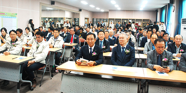 최재형 군수를 비롯한 180여명의 내빈과 산립조합 임원들이 개점을 축하하고 있다.