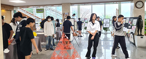 속리산중학교의 학생, 학부모 교사들이 솔빛축제로 우의와 결속을 다지고 있다.