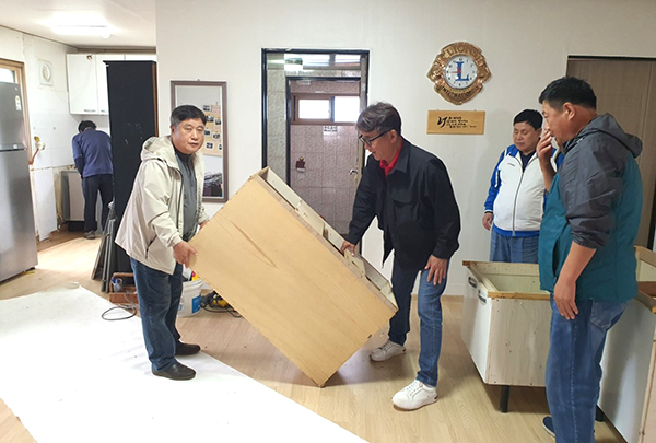 보은군여성단체협의회 남성자문위원회 회원들이 집수리봉사를 펼치고 있다.