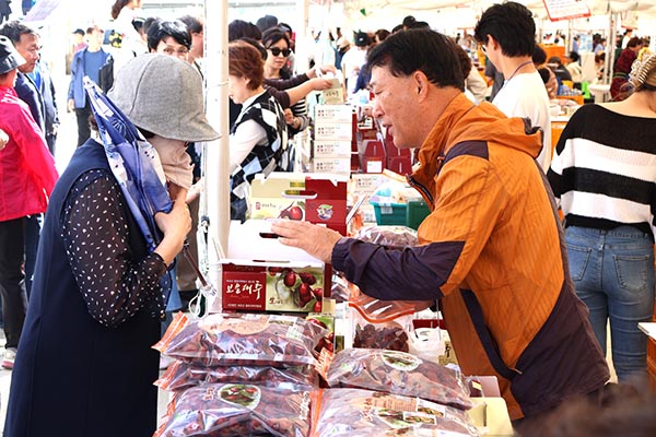 보은 생대추 없어 못 팔 정도 명품 보은대추를 사려는 인파로 축제장이 북적였다. 특히 주말은 구름 인파로 축제장이 인산인해를 이뤘다.
