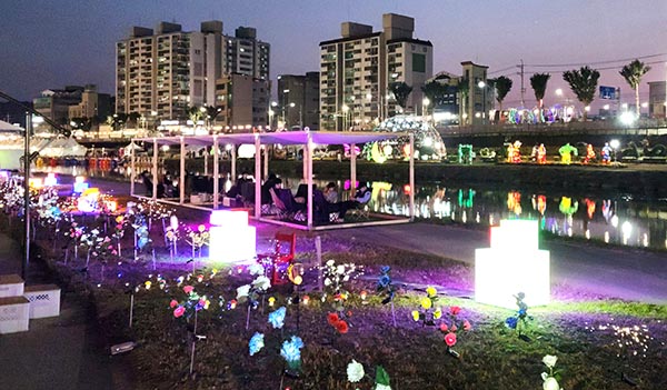 축제장 야경밤에 보는 보은대추축제장 야경이 화려하다.
