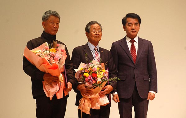 이범로 회장과 삼승면 달산1리 전배식 노인회장이 최재형 군수로부터 도지사상을 받고 있다.