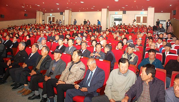 제28회 노인의날 기념식장을 어르신들이 가득 채우고 있다.