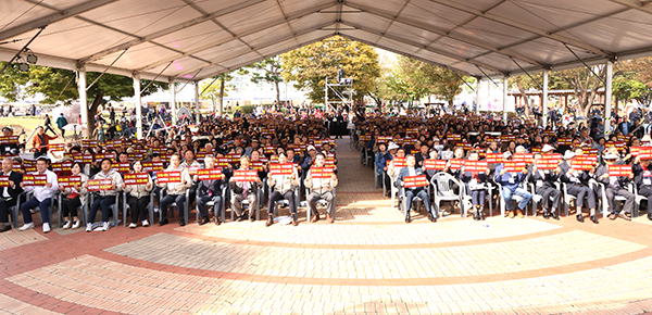 보은군민의날 기념식이 열린 지난 17일 오전 평일임에도 보은 뱃들공원에 마련된 600석의 좌석이 모자라 적지 않은 이들이 뒤에 서서 기념식을 지켜봤다.  이날 보은지역 주민들뿐 아니라 전국 10개 지역의 출향인들이 대거 보은을 방문해 성황을 이루었다. 이들은 기념식 후 대추축제장을 돌며 축제 분위기를 만끽했다.