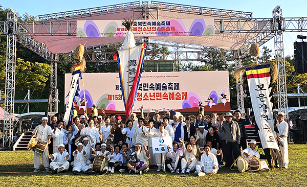 장안면 전통민속보존회가 지난 17일 청주에서 개최된 제28회 충북민속예술축제에서 대상 수상 후 단체로 기념사진을 찍고 있다.