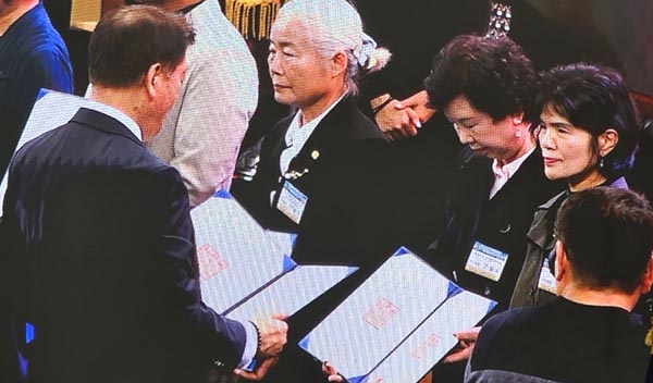 이영자 바르게살기 속리산협협의회 위원장이 중앙회장상을 수상하고 있다.