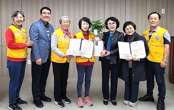 충북도종합자원봉사센터가 10월의 으뜸봉사 수상자로 선정한 권옥란 일평적십자봉사회 대표, 김순자 보은자원봉사센터장, 이재선 씨. 사진 좌측 네 번째부터
