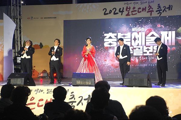 소프라노 하유정과 성악앙상블 콰트로가 함께 노래부를고 있다.