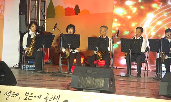 보은색소폰 앙상블이 아름다운 연주를 선사하고 있다.