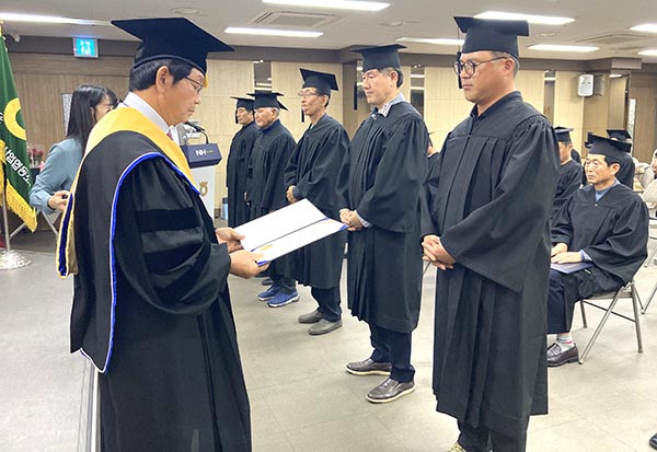 보은옥천영동축협이 주관이 돼 운영하는 한우경영대학이 11기 수료식을 갖고 전문가 27명을 배출했다.