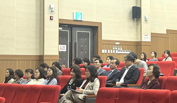 보은지역 교장, 교감, 행정실장들이 갑질 및 직장 내 괴롭힘 예방 교육을 받고 있다.