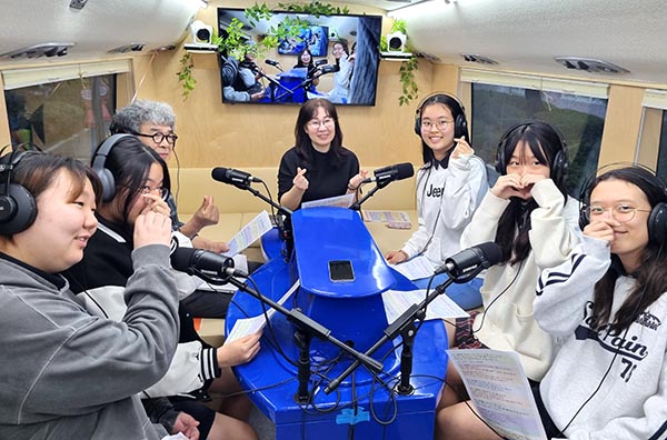보은여중고 학생들이 ‘찾아가는 미디어나눔버스’를 체험하며 만족의 미소를 짓고 있다.