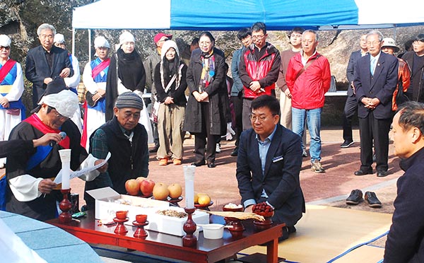정지승 청산면장이 잔을 올리며 동학 영령들의 넋을 기리고 있다.