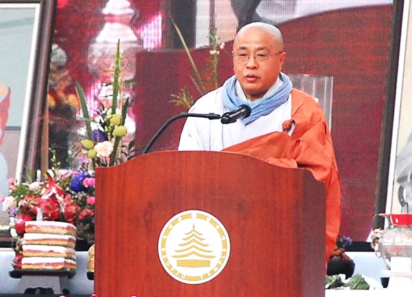 법주사 정덕 주지스님이 개산대제 및 국화축제 개회사를 하고 있다.