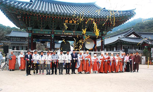 내외 귀빈이 개산대제 및 국화축제 시작을 알리는 테이프를 자르고 있다.