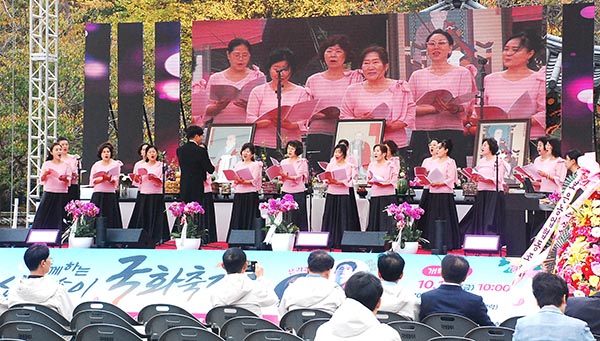 브루나합창단이 개산대제 및 국화축제의 축가를 선사하고 있다.