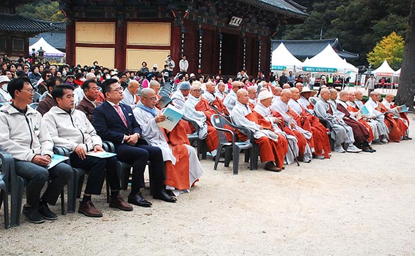개산대제 및 국화축제 개회식에 참여한 정덕 주지스님과 최재형 군수를 비롯한 내빈들이 시작을 기다리고 있다.