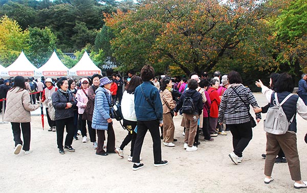 개회식을 마친 불자들이 법주사 경내를 들러보고 있다.