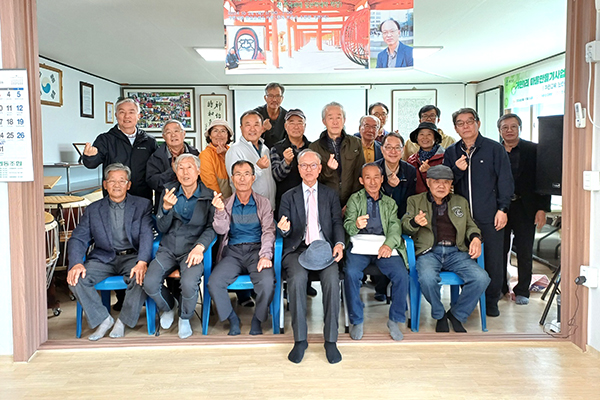 거현산방을 찾은 구능회 장로(전 KBS충주방송국장), 시조시인 최이해 대표(동서남BOOK), 민영목 편집위원(전 KBS PD)등이 이를 기념하고 있다.