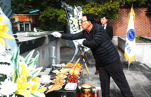 이지훈 자총보은군지회 초대회장이 헌화하고 있다.