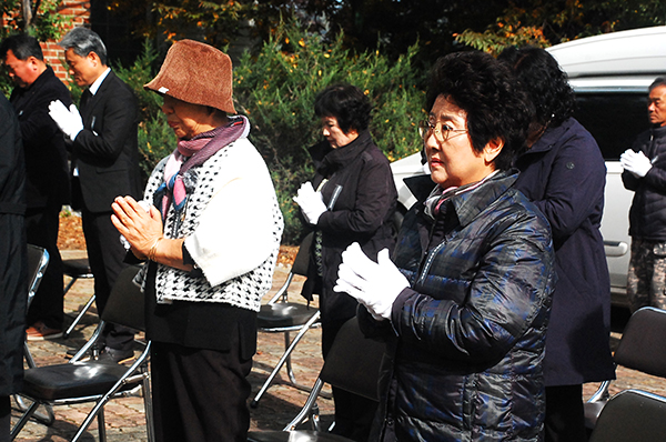 이정례 자총여성회장을 비롯한 회원들이 합동위령제를 올리고 있다. 