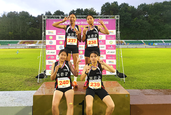 제47회 교육감기 육상경기대회 여중부 종합 3위를 달성한 여중 2학년부 1600m 계주선수들.