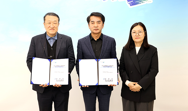보은군이 이평리 소재 보은군 가족센터 내 보은군 다함께돌봄센터 및 공동육아나눔터 운영․관리를 위한 수탁자로 넥스트클럽 사회적협동조합를 선정했다. 사진 왼쪽부터 남승제 넥스트클럽 대표, 최재형 군수, 최미옥 센터장. /제공 보은군