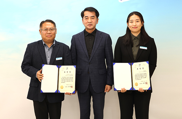 으뜸공무원에 선정된 김대현(좌)이해림(우) 주무관이 최재형 군수와 이를 기념하고 있다.