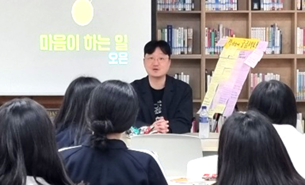 오은 시인이 보은여고를 찾아 강연을 펼치고 있다.