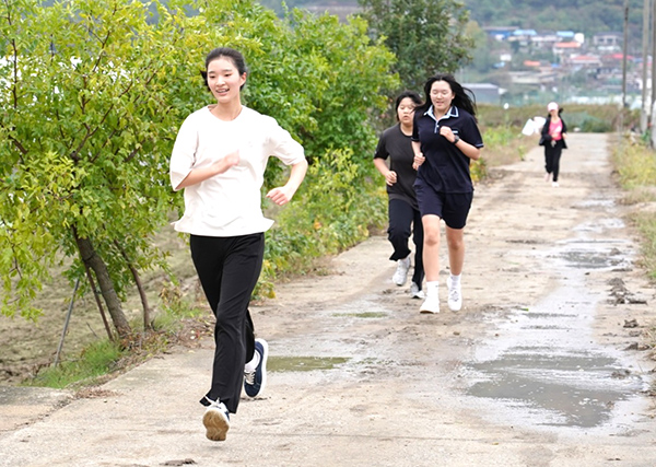 보덕중 학생들이 자체 마라톤 대회 코스를 힘차게 달리고 있다.
