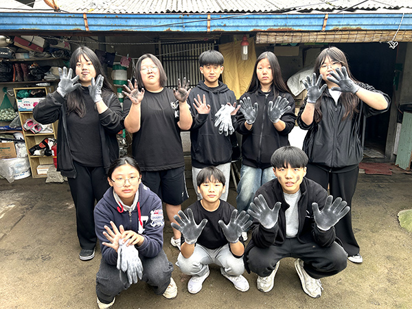 속리산중 학생들이 어려운 가정에 연탄을 공급하고 있다.