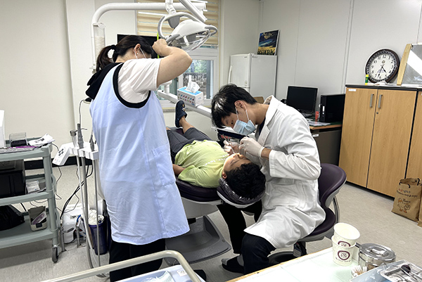 보은군보건소에서 아이들이 치아치료를 받는 모습. /제공 보은군보건소