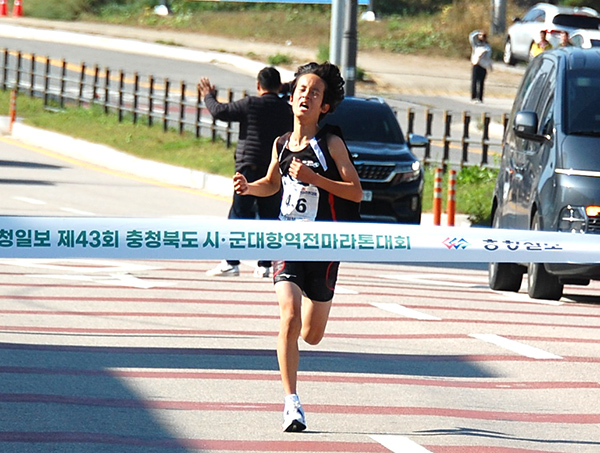 충북 시군 대항 역전 마라톤 대회에 보은을 대표해 학생부 선수로 출전한 이준혁(보은중 2학년)선구가 옥천-보은군 구간 마지막 코스에서 1위로 들어오고 있다.