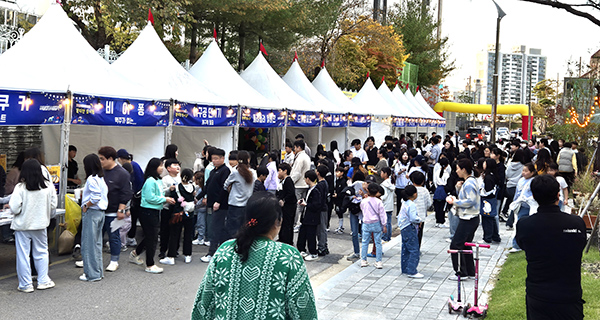 보은군청소년센터에서 가장한 ‘달디단 밤시장’에 인파가 넘쳐난다.